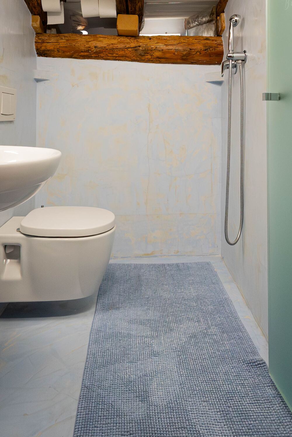 Secondo bagno con tonalità azzurre