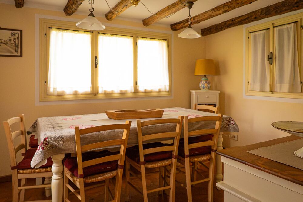 Sala da pranzo con travi a vista