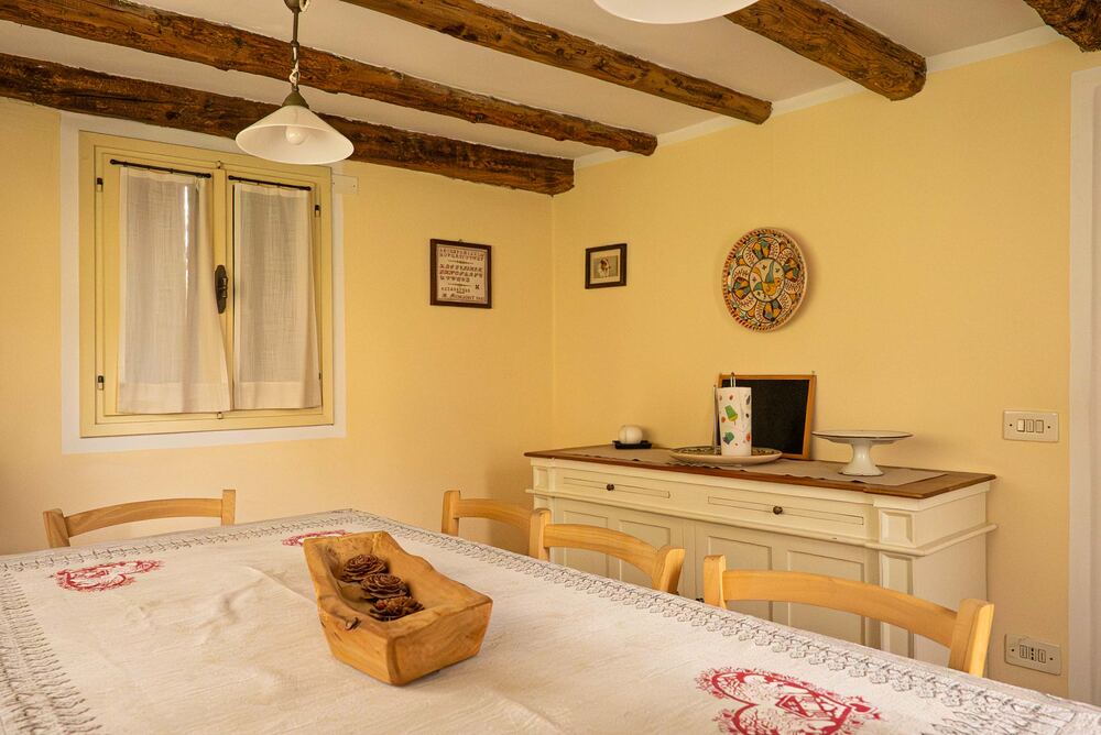 Sala da pranzo con credenza
