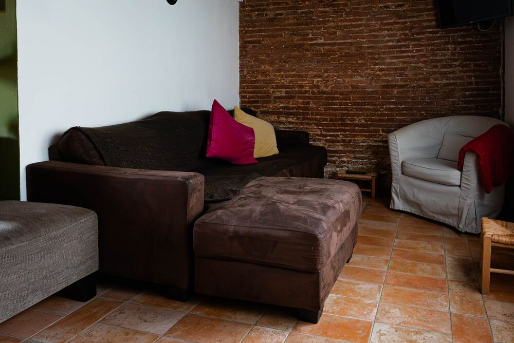 Dettaglio soggiorno con corna decorative